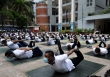 Cảnh sát Bangladesh luyện yoga tập thể giảm căng thẳng do COVID-19