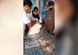 Cụ ông 81 tuổi chở 9 bao tải tiền lẻ gửi tiết kiệm: Hy hữu ở Indonesia