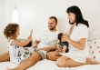 Phải làm gì khi con bạn chỉ gần gũi với bố hoặc mẹ?