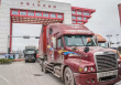 Lái xe tải Trung Quốc, Việt Nam chạy tiếp sức để giải quyết ách tắc hàng hóa tại cửa khẩu