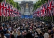 Hàng nghìn người tụ tập để chào mừng Nữ hoàng Elizabeth II khi lễ kỷ niệm Năm Thánh Bạch kim bắt đầu