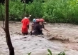 Người dân bất lực nhìn lũ cuốn trôi 4 người