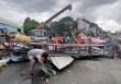 Gió mạnh khiến cổng chào Đầm Sen đổ sập xuống đường