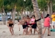 Nữ du khách cởi áo chơi team building ở khu du lịch Bãi Cháy