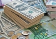 Tỷ giá đồng bạc xanh sụt giảm, đồng euro tăng giá