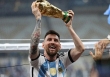 Người Argentina vỡ òa cảm xúc sau khi Messi nâng cao chiếc cúp vàng danh giá