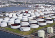 Giá dầu tăng hơn 5 USD/thùng do OPEC+ bất ngờ cắt giảm sản lượng