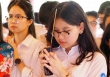 Phụ huynh và sĩ tử mang hộp bút, thước kẻ… lên chùa cầu may trước kỳ thi vào lớp 10