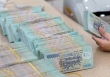 Lãi suất giảm, người dân vẫn 'ùn ùn' gửi tiền vào ngân hàng