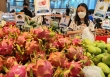 Thanh long rớt giá mạnh, bày bán khắp chợ tại TP.HCM.