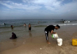 Người dân ở Dải Gaza phải dùng nước biển trong sinh hoạt