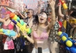 Bangkok 'bùng nổ' lễ hội Songkran giải nhiệt giữa cái nóng 40 độ