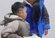 Con gái vừa gào khóc vừa mắng em trai nhưng mẹ không hề cản mà còn quay clip rồi cười, biết lý do cả cộng đồng mạng cười theo!