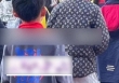 Bức ảnh chụp bóng lưng của một học sinh tiểu học lập tức gây bão mạng: Gia đình có 'mỏ vàng' à?