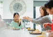 4 chi tiết của trẻ trên bàn ăn là dấu hiệu bạn nuôi dạy con quá thành công: Trẻ lớn lên đi đâu cũng được chào đón
