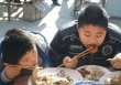 Vui vẻ dẫn con trai đi họp lớp cùng, đến lúc về nhà, tôi chết lặng khi kiểm tra tin nhắn điện thoại