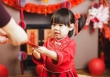 Bà ngoại lì xì cháu 10 triệu, trong khi bà nội chỉ cho 1 triệu: Ông bố đang muối mặt, nghe vợ giải thích liền vỡ lẽ