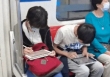 Bức ảnh chụp lén trên tàu gây tranh cãi dữ dội: Nữ sinh bên trái từ được khen 'chăm học' bỗng nhận đủ lời chê trách