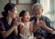 Bố mẹ chồng lên thăm, lúc về ông bà để lại một cuốn sổ ghi chép khiến tôi ân hận cả đời