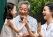 Mẹ nằm liệt giường, 6 con gái tranh nhau chăm sóc: Ai cũng tưởng bà có 'của ăn của để', tìm hiểu sự thật liền rưng rưng nước mắt