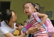 Bé gái mầm non tan học suốt 3 ngày không thấy bố mẹ đến đón, mở cặp sách của em ra xem, các cô giáo đều bật khóc