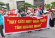 Nhiều nhà đầu tư bức xúc đã tập trung căng băng rôn ở khắp nơi như Bộ Tài chính, Ủy ban Chứng khoán nhà nước, trụ sở Tân Hoàng Minh kêu cứu, đòi tiền