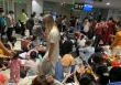 Hành khách chật vật ở sân bay hãng bay lỗi do 'ông trời'