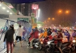 Hàng loạt cây xăng tiếp tục dán bảng thông báo “hết xăng”, “tạm dừng phục vụ”, “chờ nhập hàng”... do thiếu nguồn cung