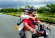 Đôi vợ chồng già dắt nhau đi khắp nước Việt