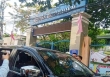 Giả phụ huynh lẻn vào trường tiểu học giật dây chuyền của học sinh