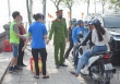 Lực lượng chức năng lập rào chắn hạn chế người dân thả cá chép tiễn ông Công ông Táo, xả rác tại Hồ Tây