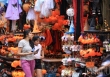 Đồ trang trí Halloween kinh dị bày bán khắp phố Hàng Mã