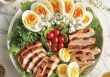 Thực đơn giảm cân với salad gà áp chảo, trứng luộc đơn giản