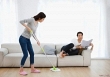 Báo cáo Chính phủ: Phụ nữ Việt Nam vẫn gánh vác gần gấp đôi thời gian làm việc nhà so với nam giới