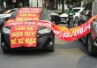 Hà Nội: Cư dân căng băng rôn, đỗ ô tô chặn cửa hầm phản đối vì chủ đầu tư không bàn giao quỹ bảo trì