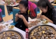Bỏ 400.000 đồng đi ăn buffet, cô gái bị chủ nhà hàng quay clip 'bóc phốt' vì lấy một hơi hơn 100 con bào ngư, dân mạng bênh ai?