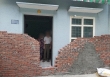 Xôn xao hình ảnh cụ ông cụ bà đứng thẫn thờ trong ngôi nhà bị hàng xóm xây tường bịt kín cửa: Pháp luật quy định thế nào?