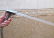 Làm gãy vòi xịt nước nhà bác, tôi bị bác rủa sả 'đàn bà con gái đoảng vị, không lấy nổi chồng'