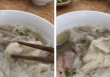Cô gái hoảng hốt phát hiện bát phở kèm 'topping' giấy ăn tại quán phở có tiếng ở Hà Nội, nhiều khách quen xúm vào 'kể tội'