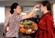 Ở riêng nhưng gần nhà bố mẹ chồng, mua 200.000 thịt bò về kho cũng bị soi mói ăn lắm tiêu hoang
