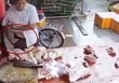 Khủng hoảng thịt lợn, 3 người dân Trung Quốc giành giật một miếng thịt