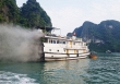 Tàu du lịch trên vịnh Hạ Long bất ngờ bốc cháy