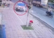 Taxi 'điên' vọt ga lao vào 2 phụ nữ bên đường, một nạn nhân kẹt cứng dưới bánh xe