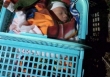 Xót xa cảnh bé trai 20 ngày tuổi bị bỏ rơi ven đường kèm mẩu giấy ghi ngày sinh
