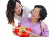 20/10 nên tặng gì để ghi điểm với mẹ chồng?