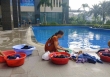 Thiếu nước ở Hà Nội, người dân ra hồ bơi giặt đồ, xách nước về dùng
