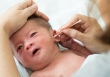 Mớm cơm, hôn hít... những thói quen tưởng vô hại mà gây nguy hiểm khôn lường cho trẻ