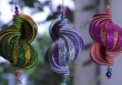 Làm đồ trang trí cây thông Noel lạ mắt với tấm xốp kim tuyến