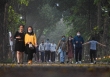 Người dân Hà Nội nhộn nhịp tập thể dục quanh Hồ Gươm dù có lệnh cách ly xã hội