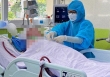 Bệnh nhân 91 tiếp tục hồi phục kỳ diệu, có thể ngồi dậy và tự viết vào bảng